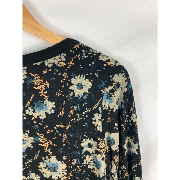 This is J V neck Floral bamboo top Size Small - Picture 4 of 5